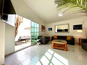 uma sala de estar com um sofá e uma mesa em Casa Mar y Amor em Cancún
