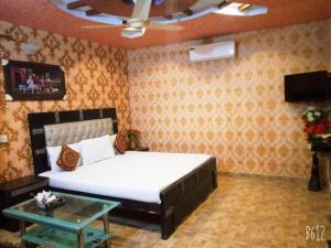 Säng eller sängar i ett rum på Hotel Paradise Plus