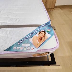 un materasso con la foto di una donna sopra di Fréjus plage a Fréjus