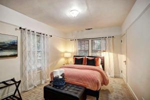um quarto com uma cama e uma janela em Charming 2Bed French Colonial Apartment in Desirable Midtown Sacramento em Sacramento