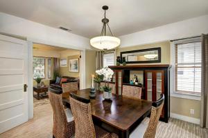 Χώρος καθιστικού στο Charming 2Bed French Colonial Apartment in Desirable Midtown Sacramento