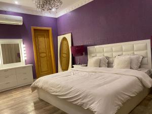Luxury 3 Bedroom Apartment - Very Spacious tesisinde bir odada yatak veya yataklar