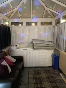 Ảnh trong thư viện ảnh của Big fireplace aga hot tub wet room barn garage ở Llanelli