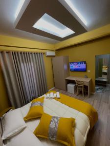 Hotel Xhelili في Cërrik: غرفة نوم بسرير كبير وتلفزيون