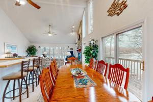 Il comprend une cuisine et une salle à manger avec une table et des chaises en bois. dans l'établissement A Kerr Home, à Moneta