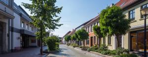 an empty street in an old town with buildings at Hotel Altstadt-Passage in Wittingen