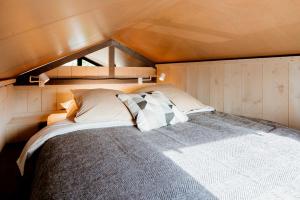 sypialnia z łóżkiem w małym pokoju w obiekcie Safari Lodge, glamping aan zee! w mieście Callantsoog
