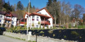 una grande casa bianca con tetto rosso di Willa Relaks a Lądek-Zdrój