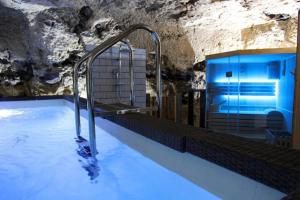 einem Wasserpool in einer Höhle mit in der Unterkunft l'atypique des fouleries in Châteaudun