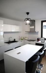 a white kitchen with a white counter and a sink at Superbe duplex en hypercentre ville in Amiens