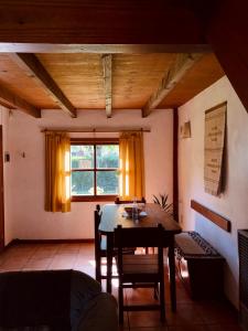 d'une salle à manger avec une table et une fenêtre. dans l'établissement DAT "Lo de Bianca", à San Carlos de Bariloche