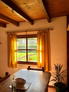 Habitación con mesa de madera y ventana. en DAT "Lo de Bianca" en San Carlos de Bariloche