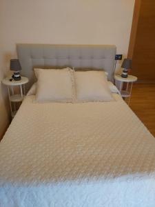 una camera da letto con un letto grande con due tavoli di Casa rural Sofia a Puebla de Don Fadrique
