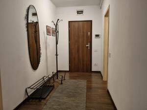 ブラショヴにあるAvram Iancu Private Apartmentの鏡と木製の扉のある廊下