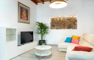 - un salon avec un canapé et une télévision dans l'établissement CASA ISABEL, à Haría