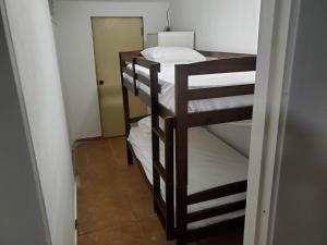 Cette chambre comprend 3 lits superposés. dans l'établissement Cocobeach Cabin no pets allowed, à Río Grande