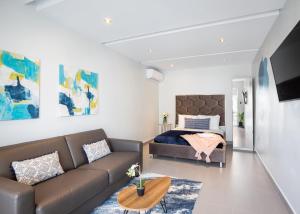 a living room with a couch and a bed at Rosalina Ocean Park in San Juan