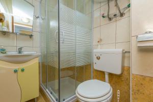 W łazience znajduje się toaleta, prysznic i umywalka. w obiekcie Apartment Goge w Omišu