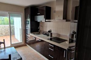 kuchnia ze zlewem i blatem w obiekcie Casa Gazules w mieście Alcalá de los Gazules