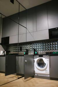 Kuchyňa alebo kuchynka v ubytovaní Apartament z Jacuzzi w Sercu Krakowa