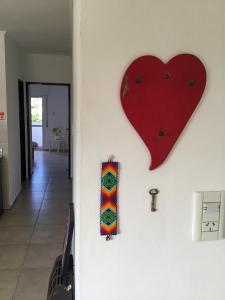 un corazón colgando de una pared en una habitación en Casa México en Paraná