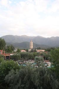 vista su un resort con montagne sullo sfondo di Ksar Shama a Ouirgane