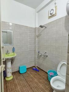 a bathroom with a toilet and a sink at Raahi Stay, Landing site Bir - Stay & Cafe in Bīr
