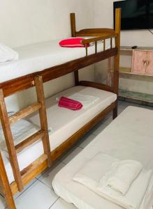 Uma ou mais camas em beliche em um quarto em Pousada Popular Casa de Madeira