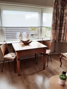 a table and chairs in a room with a window at B&B de Maalderi-je in Winterswijk