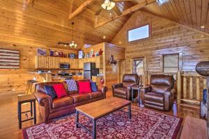un soggiorno con mobili in pelle in una cabina di Pigeon Forge Mountain Cabin Hot Tub and Resort Pool a Sevierville