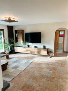 TV a/nebo společenská místnost v ubytování Apartment Malea + 32 fotografií