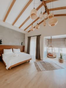 1 dormitorio con cama grande y ventana grande en paye alaçatı butik otel, en Alacati
