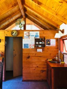 Il comprend une cuisine avec des murs en bois et un plafond avec une horloge. dans l'établissement DAT "Lo de Bianca", à San Carlos de Bariloche