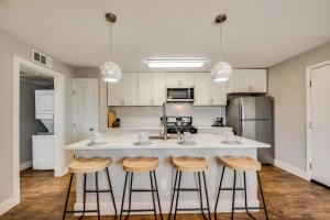 Η κουζίνα ή μικρή κουζίνα στο Heart of Dallas Flat Close to Baylor Hospital +6 φωτογραφίες