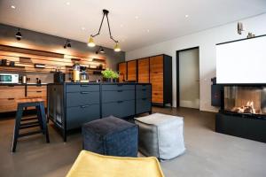 Una cocina con encimera y televisor en una habitación. en Exklusives Landhaus auf Fehmarn, en Schlagsdorf