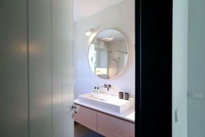 un baño con lavabo y espejo en Exklusives Landhaus auf Fehmarn, en Schlagsdorf 29 fotos más