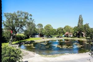 un estanque de agua con lirios en un parque en Exklusives Landhaus auf Fehmarn, en Schlagsdorf