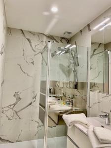 Phòng tắm tại Gold Europole-Gare