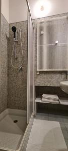 een badkamer met een douche en een wastafel bij I Balconi sul Duomo in Lecce