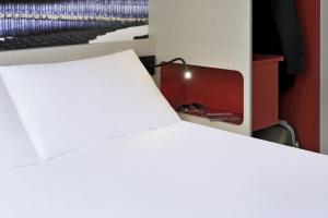 Postel nebo postele na pokoji v ubytování ibis Styles Lille Centre Grand Place