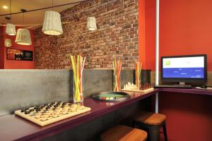 TV a/nebo společenská místnost v ubytování ibis Styles Lille Centre Grand Place