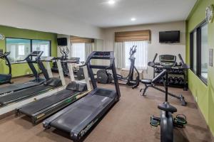 un gimnasio con varias cintas de correr y máquinas de ejercicio en Sleep Inn & Suites Allendale, en Allendale