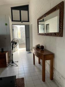 Zimmer mit einem Spiegel und einem Holztisch in der Unterkunft Hébergement tout équipé et surveillance H24 in Koungou