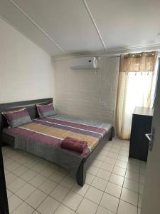 - une chambre avec un grand lit dans l'établissement Hébergement tout équipé et surveillance H24, à Koungou