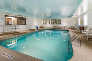 - une grande piscine dans une chambre d'hôtel dans l'établissement Sleep Inn & Suites Allendale, à Allendale