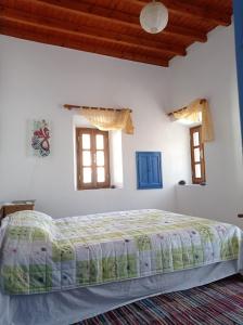 Postel nebo postele na pokoji v ubytování quiet stone house in Nisyros