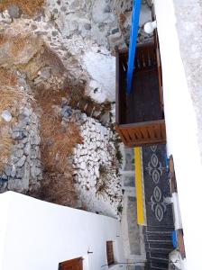 quiet stone house in Nisyros v zimě