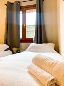 Llit o llits en una habitació de Disfruta De La Naturaleza - Vistas al Rio - Luz Natural - 6pax