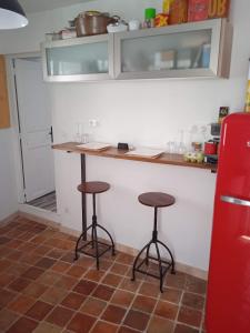 una cucina con bancone e sgabelli in una stanza di Virginie Location Provence a Valensole
