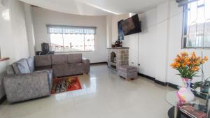 a living room with a couch and a fireplace at El Cerezo Casa de campo in Tópaga